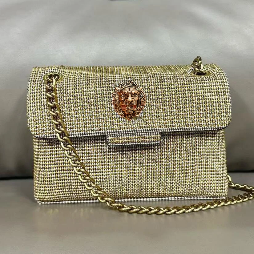 

Exquisite Women's Shoulder Bag with Chain Shoulder Strap Design Versatile for Commuting and Gatherings B8