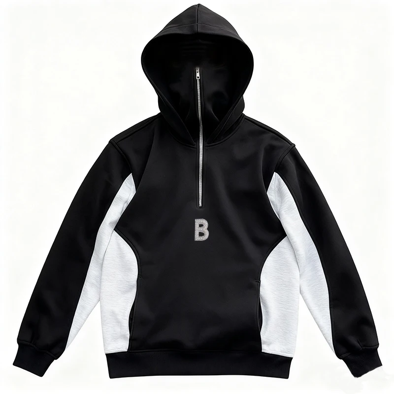 Felpa con cappuccio patchwork in bianco e nero stile casual per l'inverno 2025 Pullover con mezza cerniera Top alla moda e versatile