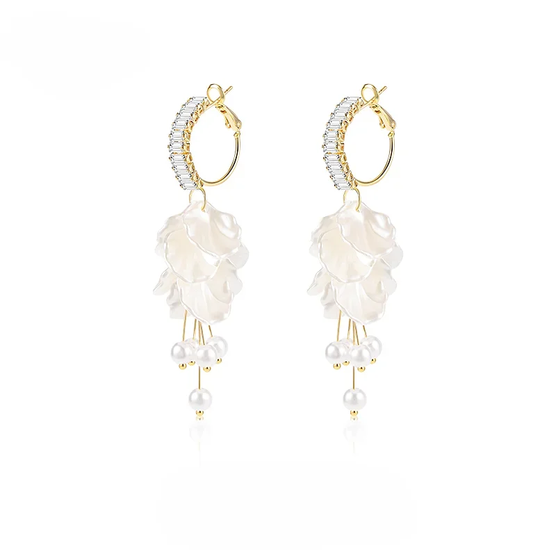 

White flower tassel earrings for women's exaggerated high-end light luxury stud earrings, new popular earrings.