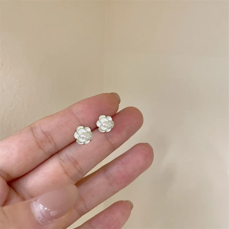 Mini Camellia Flower White Black Enamel Stud Earrings for Women Sweet Geometric Brincos Jewelry Wholesale Summer Girl Gift