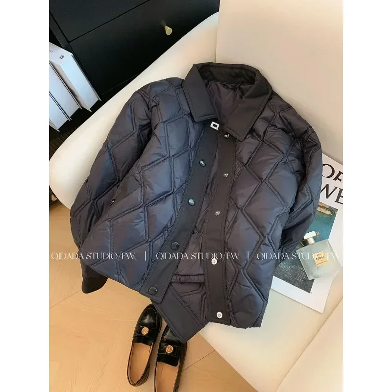 เสื้อแจ็คเก็ตผ้าฝ้ายผู้หญิงพร้อมเสื้อโปโลลายสก๊อตเพชรสีดําตุ๊กตาและแจ็คเก็ตผ้าฝ้ายหนาลดอายุกระเป๋าขนาดใหญ่อินเทรนด์สบายๆ