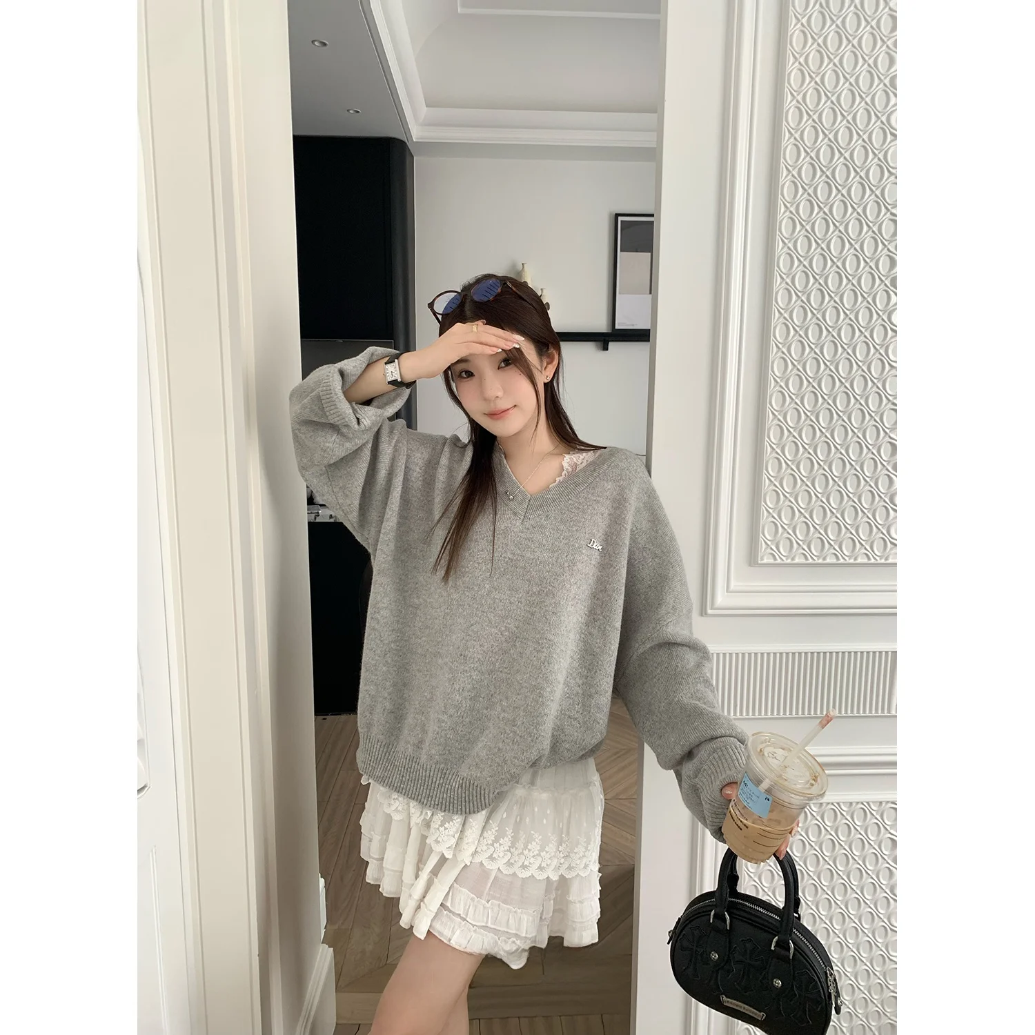 

Свободный шерстяной вязаный свитер с V-образным вырезом для женщин, коллекция Y Studio, весна 2025