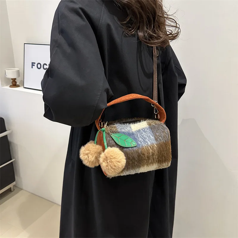 Simple Fashion Handbag Crossbody Bag Women's Winter Contrasting Small Square Shoulder Bag Casual Commuting Crossbody Bag Tide