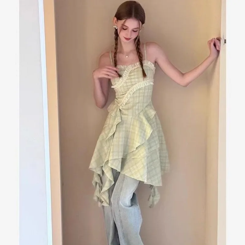 2025 夏の女性のファッション人格不規則なミニドレス女性ストラップレスキャミソールグリーンチェック柄スパゲッティストラップフリルドレス