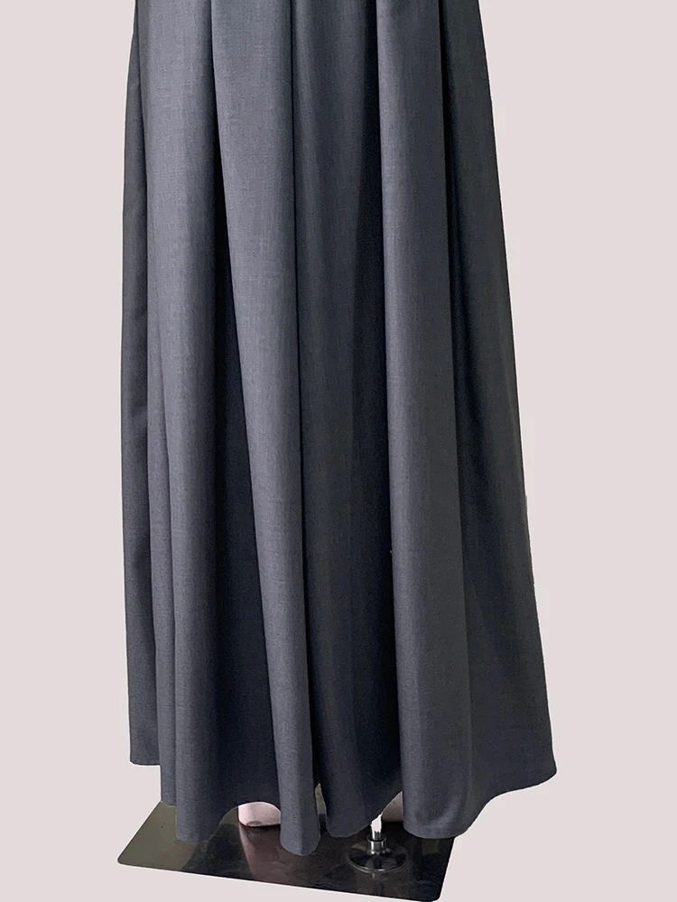 Mauroicardi Primavera Autunno Grigio Flowy Morbido Piano Lunghezza Gonna a pieghe Donna Vita alta Spacco laterale Chic Elegante Abiti di lusso 2025