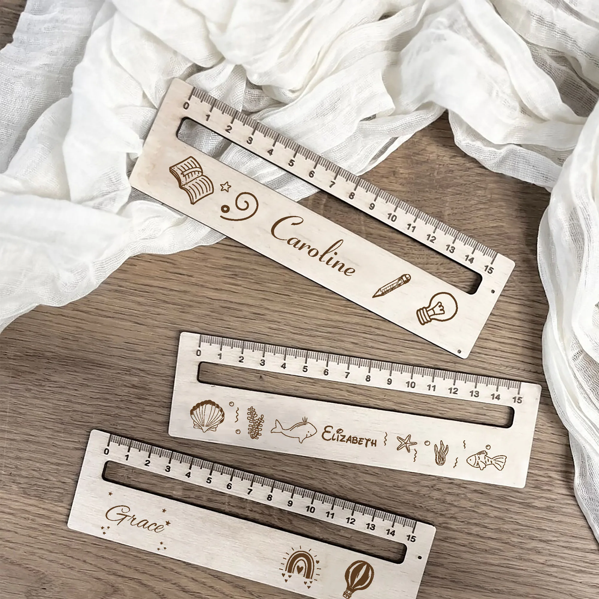 Personalisierte Lesehilfe aus Holz mit Lineal und eingraviertem Namen, geeignet als Geschenk zur Schule, Geschenk für den Schulanfang