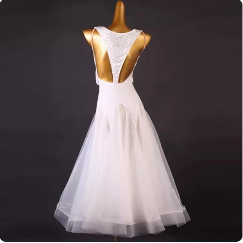 Weißes, modernes, professionelles chinesisches Gesellschaftstanzkleid mit großem Swing-Rock und österreichischem Imitat-Diamant für Aufführungen und Wettbewerbe