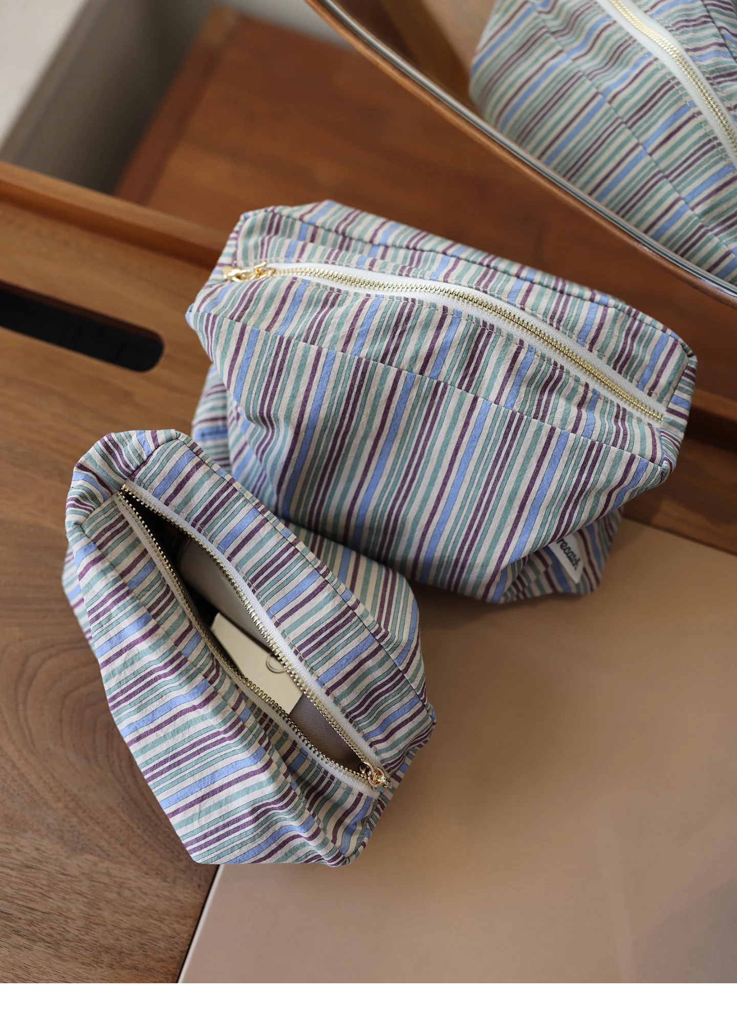Kosmetiktasche mit farblich abgesetzten Streifen, großes Fassungsvermögen, tragbare Aufbewahrungstasche im japanischen Stil, multifunktionale Reisetasche für Toilettenartikel. – Detail 3