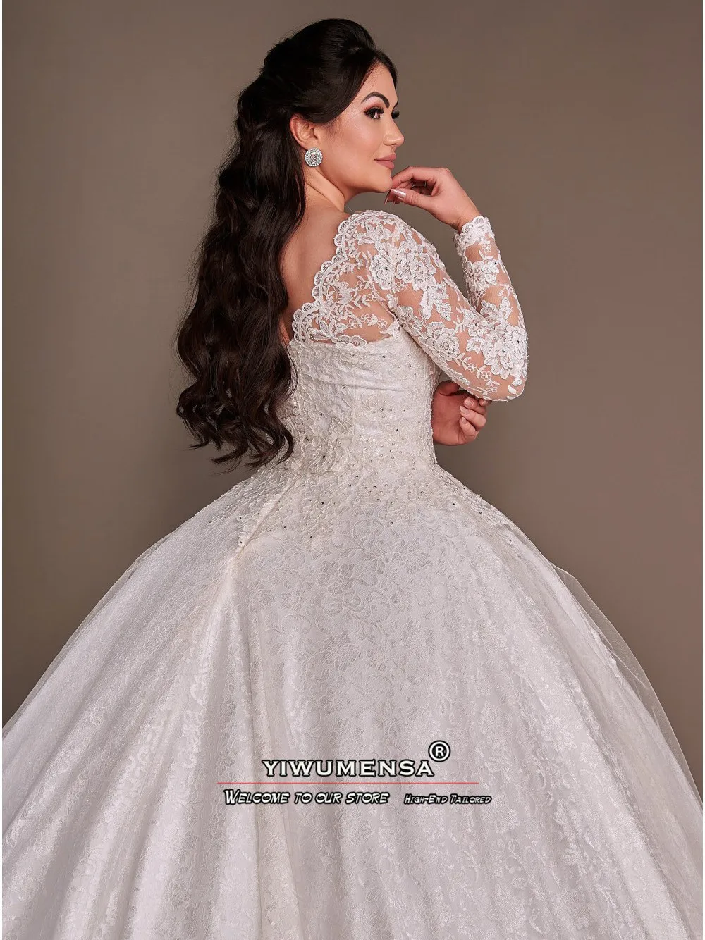 Abito da ballo moderno da sposa Plus Size scollo a V maniche lunghe Appliques bianche che borda abiti da sposa su misura abbigliamento da sposa donna 2024