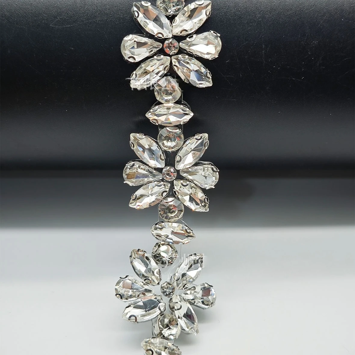 

1Y Crystal Flower Hot Fix Strips Diamond Ribbon, стразы из стекла для рукоделия, серебряная блестящая цепочка для приклеивания на тиары, головные уборы, обувь