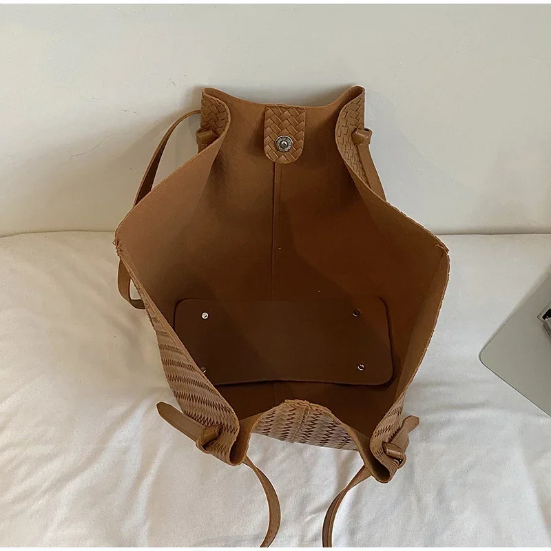 Strohgewebte Tragetasche im Wing-Stil, Designer-Umhängetasche für den Arbeitsweg, koreanische Sommer-Nischen-Handtasche mit großem Fassungsvermögen für Damen – Detail 2