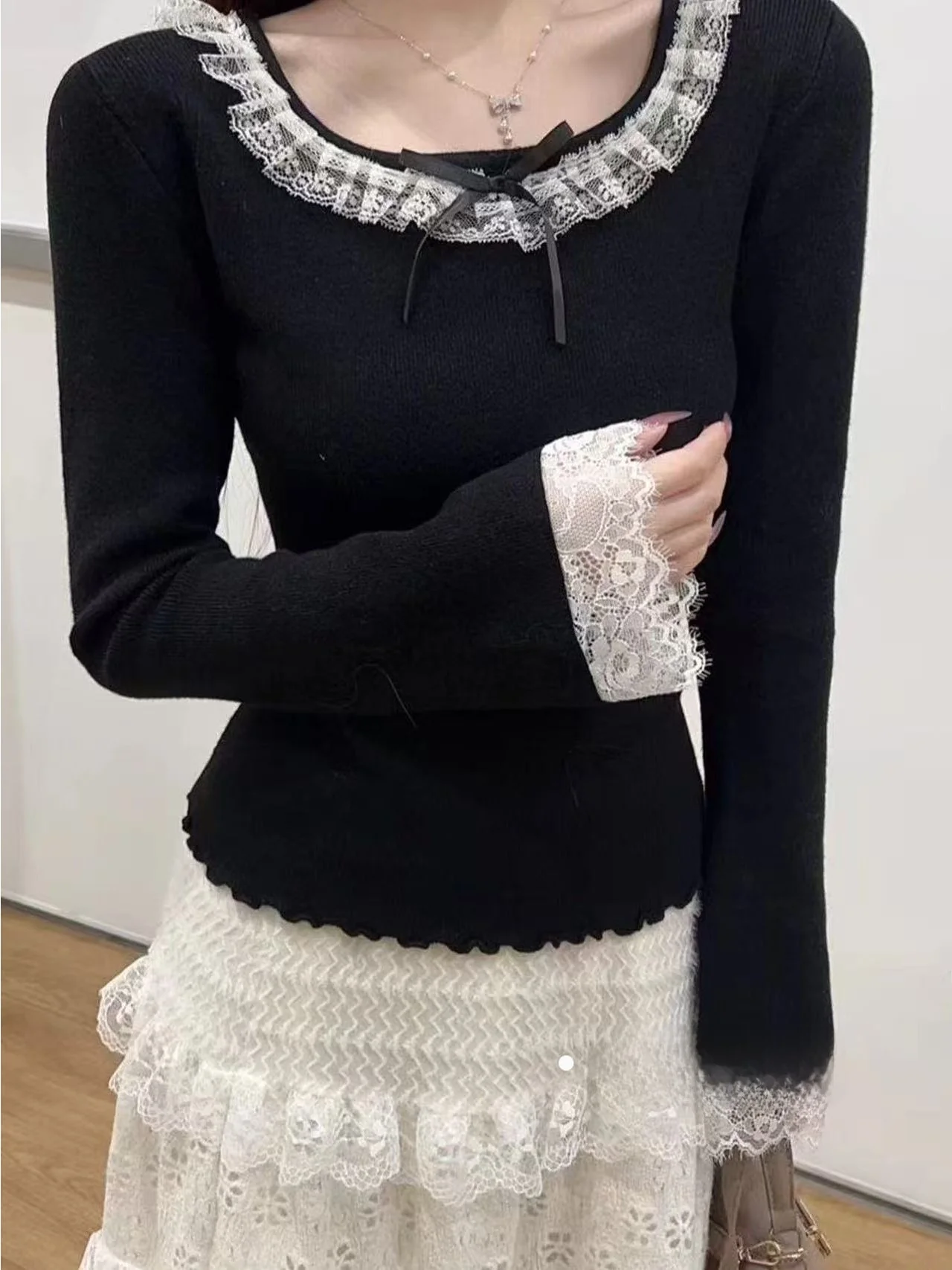 เสื้อไหมพรมแขนยาวทรงเข้ารูปสำหรับผู้หญิง ดีไซน์ผูกโบว์  ใส่เป็นเสื้อตัวในหรือเสื้อตัวนอกได้  รุ่นใหม่สำหรับฤดูหนาว