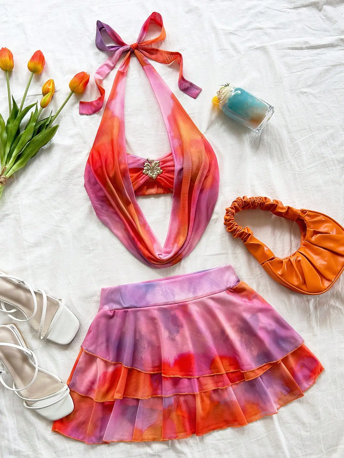 

Женский комплект из 2 предметов: топ-халтер с эффектом омбре и мини-юбка с рюшами, пляжный наряд в стиле бохо для отпуска