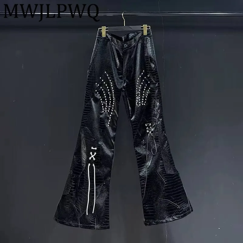 

MWJLPWQ Мужские расклешенные брюки со змеиной текстурой High Street, сращенные металлические заклепки, нишевый дизайн, тонкие повседневные брюки на шнуровке для пар 010900