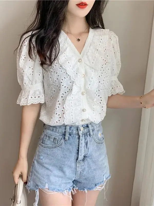 

2023 Summer Faion Women's Hollow out V-ne Lace Ruff Button Cleanfit Sle ort Sve Thin Polypropylene irt