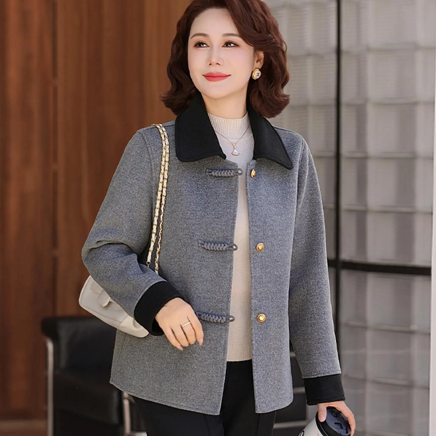 

Шерстяная куртка для матери среднего возраста, новинка 2025, осеннее темпераментное короткое двустороннее шерстяное пальто, женское повседневное пальто, большой размер 5XL
