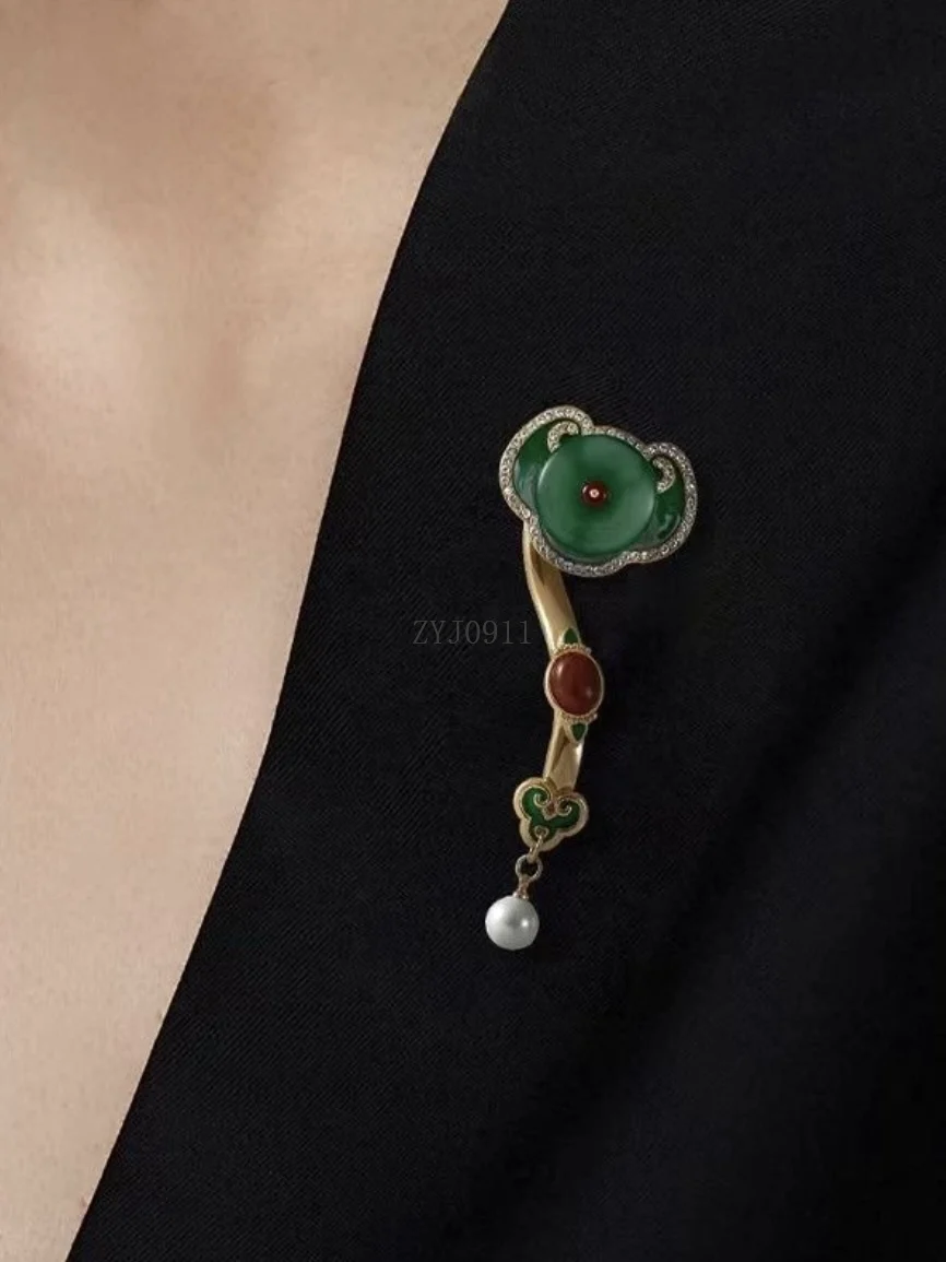 Neue chinesische verheißungsvolle Jade-Perlenbrosche aus Kupferlegierung, Nischendesign, Mantelnadel