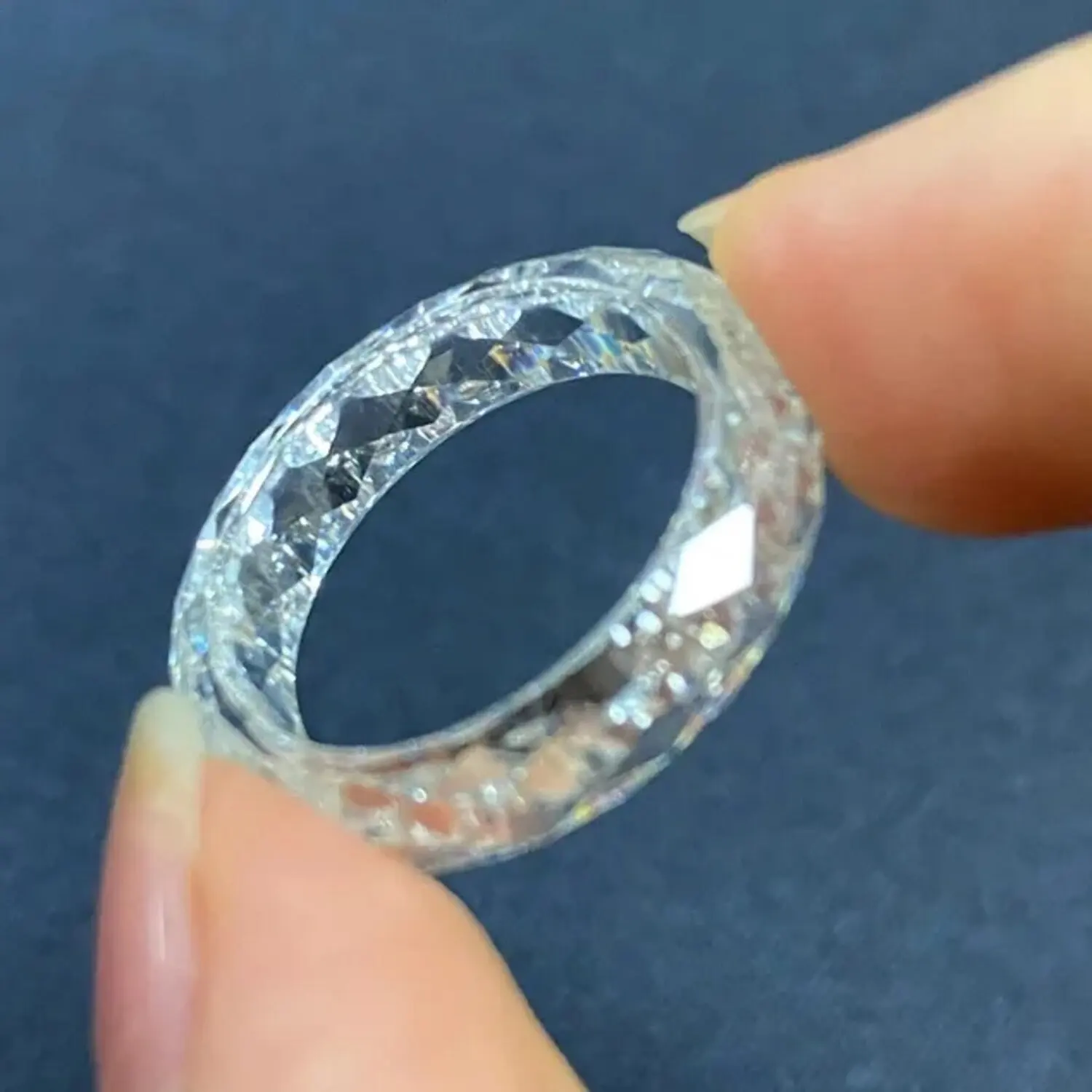 White moissanite faceted ring, VVS1 clarity, exquisite， ideal for parties, birthday gifts and fashion accessories