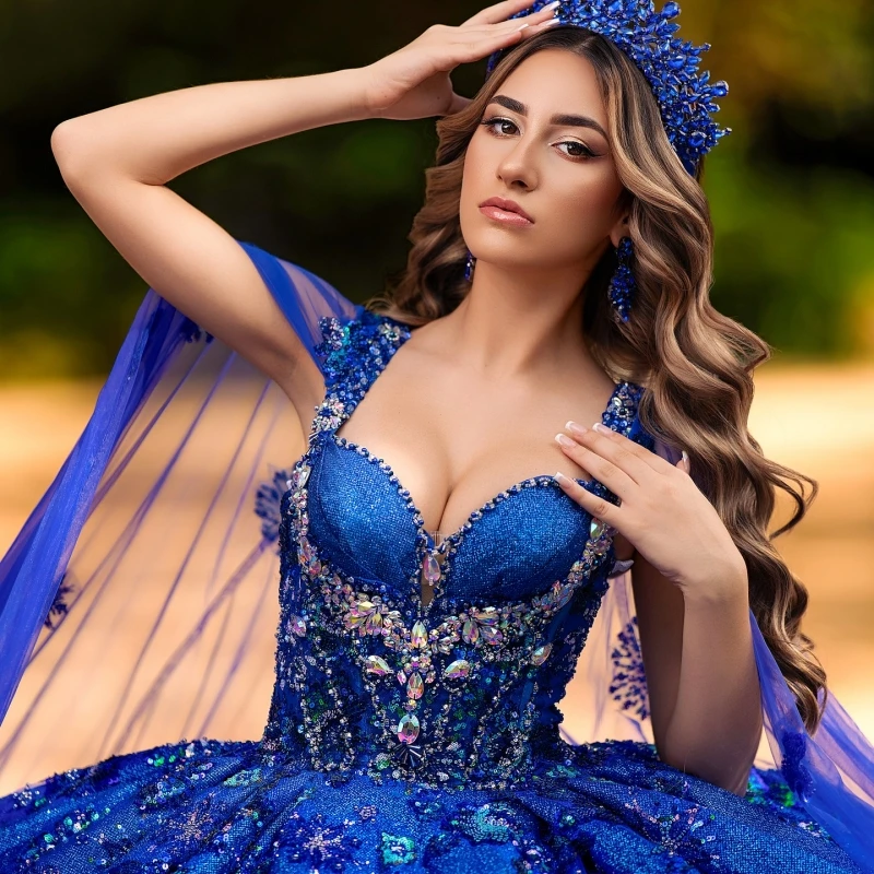 ロイヤルブルー光沢のあるキンセアニェーラドレスオフショルダーボールガウンスイート16ドレススパンコールアップリケレースビーズクリスタルケープタル付き