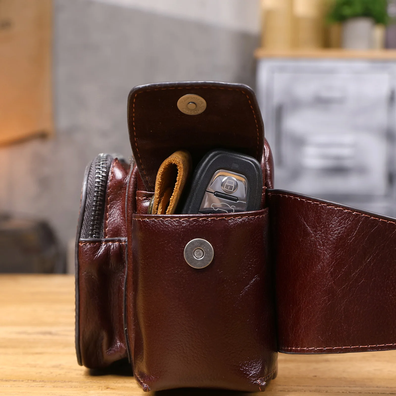 Vintage-Umhängetasche aus hochwertigem, pflanzlich gegerbtem Echtleder für Herren, modische Schultertasche, Motorrad-Umhängetasche – Detail 23
