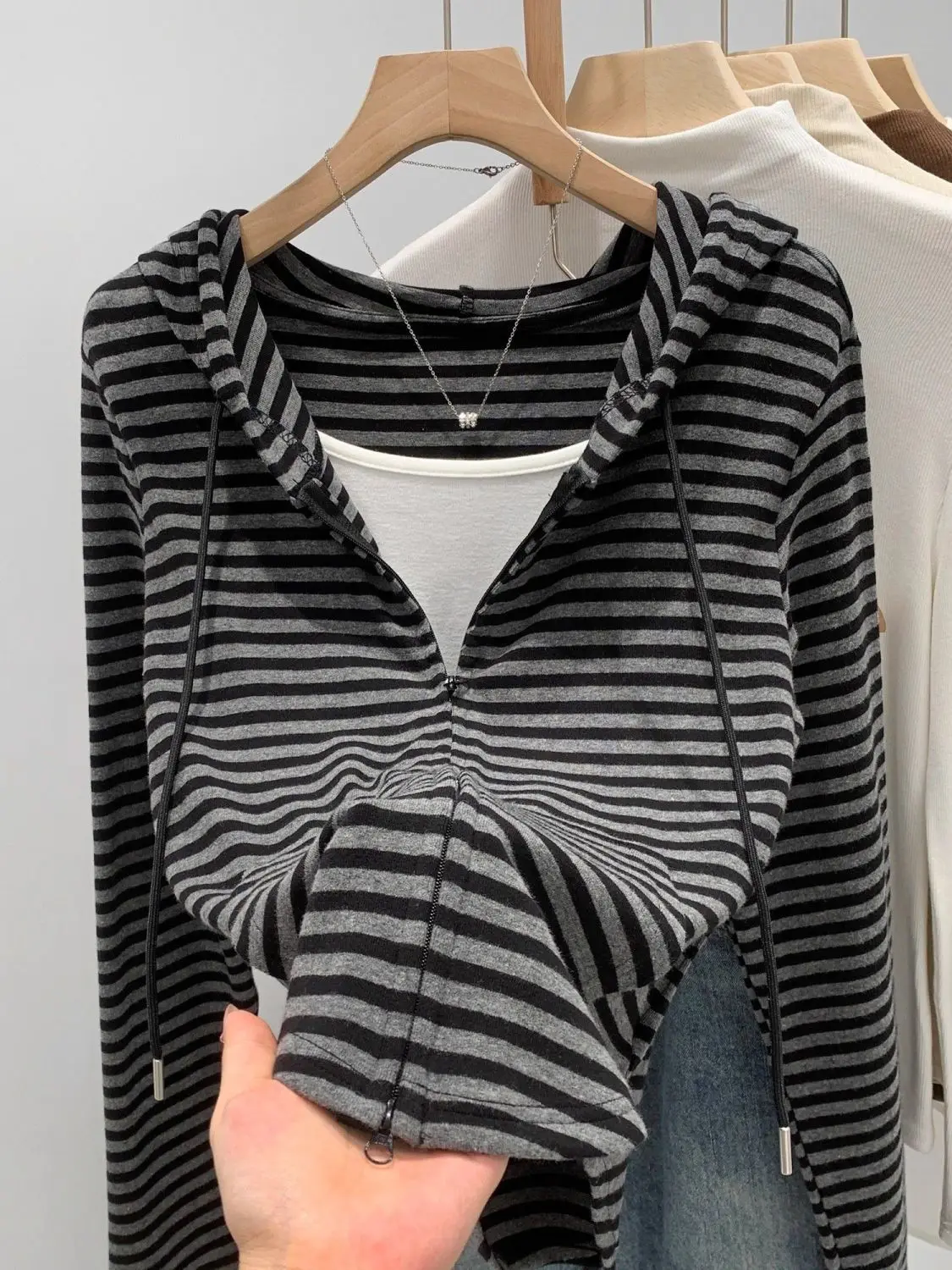 

Unique Early Autumn Grey Stripe Hooded Jacket Women's Fashion Short Top 2026 New Style Commute Style Slim Fit Long Sleeve