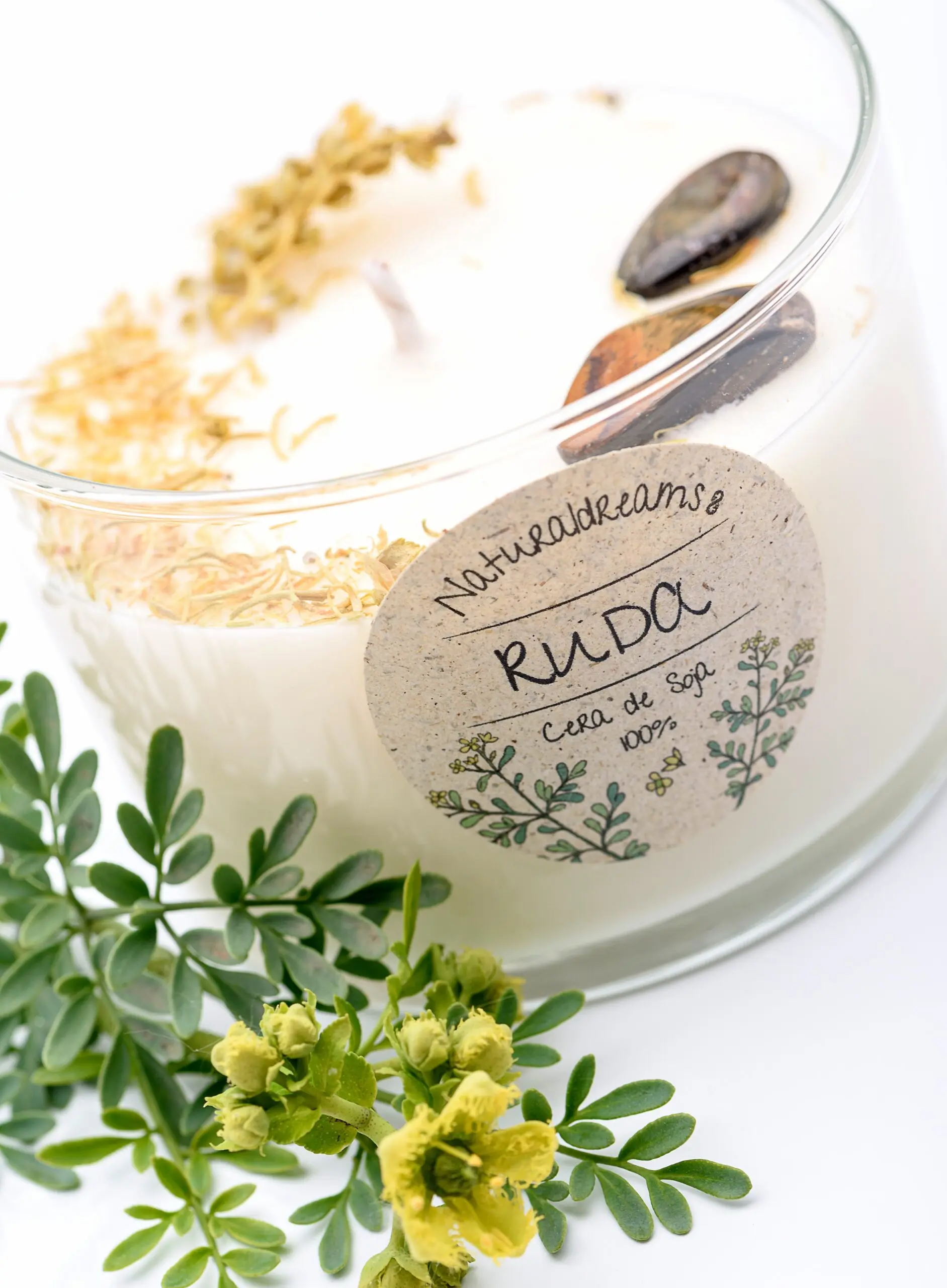 Vadeincienso 100% Natural Ruda Soy Wax Candle 125g, handmade eco-friendly candle with intense herbal aroma for stress relief and negativity removal, in a recyclable glass jar with cork lid. Perfect scented candle for a soothing atmosphere.