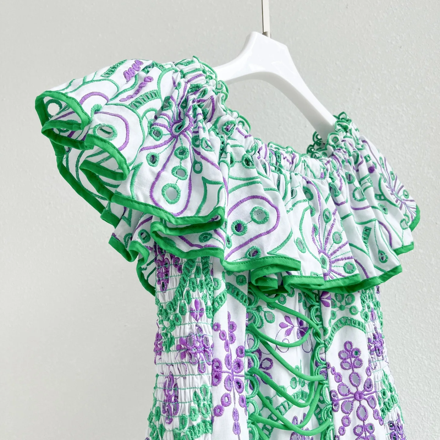 Sukienka damska na wiosnę i lato, dopasowana, elegancka, haftowana, z kwiatowym wzorem, kwadratowy dekolt, bufiaste rękawy, falbana na dole, styl wakacyjny, wysoka jakość.