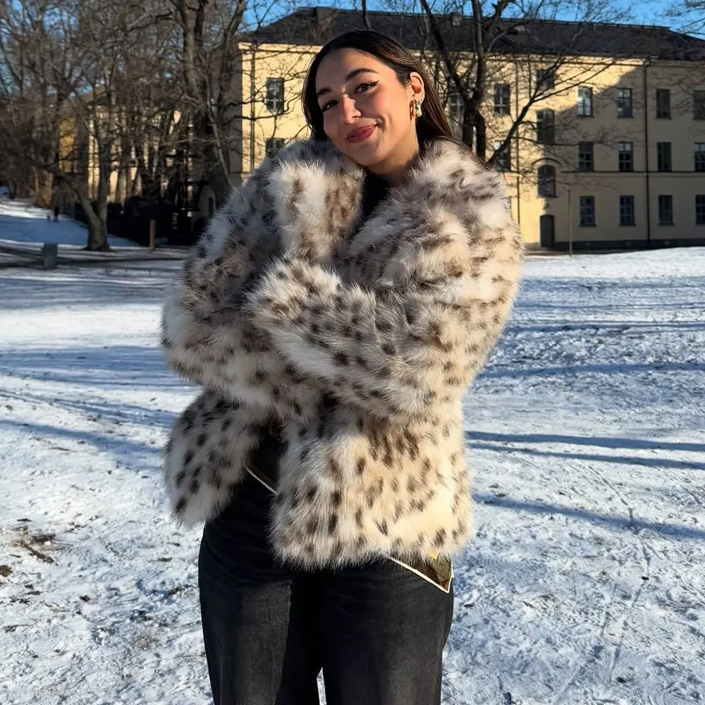 سترة شتوية كبيرة الحجم للنساء سترات دافئة بطبعة الفهد معطف فرو صناعي للنساء بأكمام طويلة وسحاب سترة منفوشة فضفاضة غير رسمية