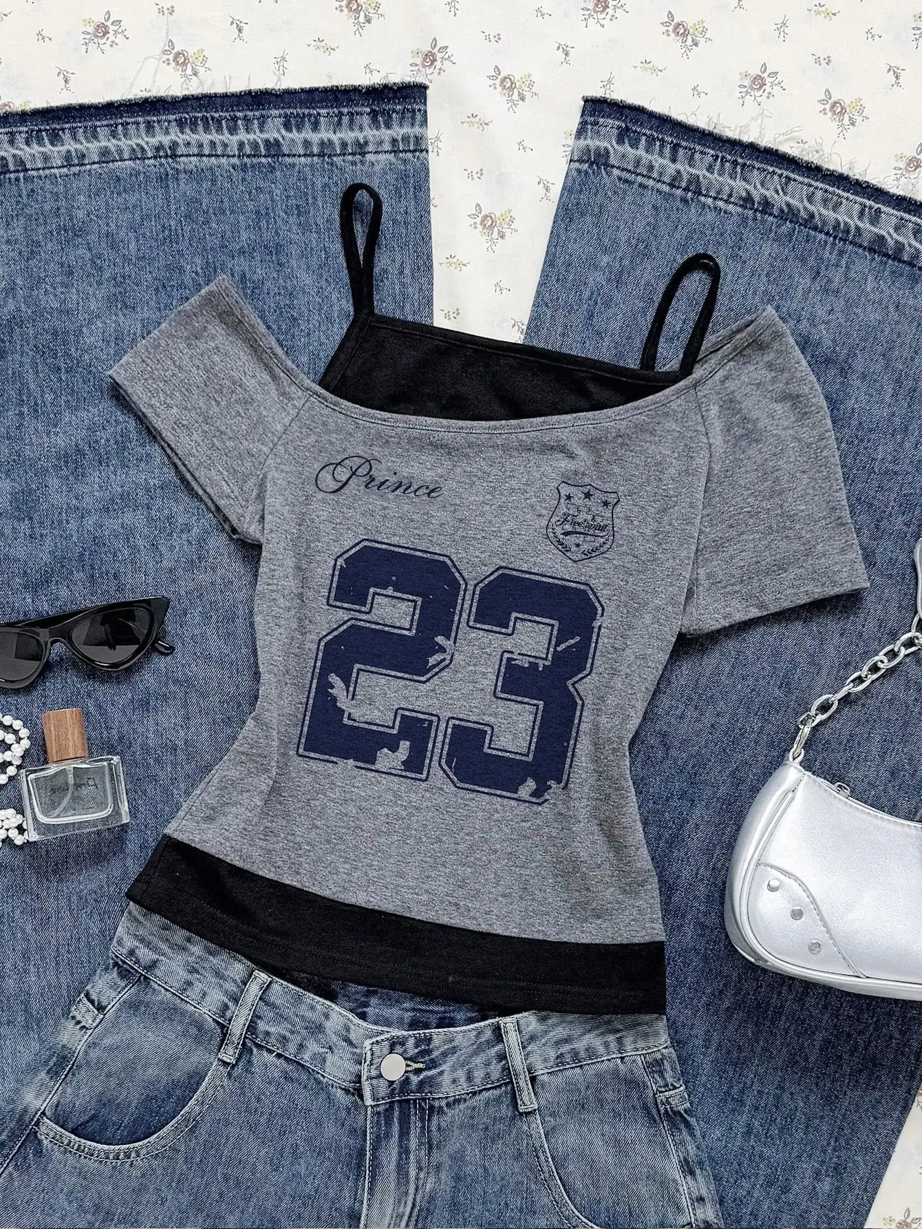 

Женский серый укороченный топ с открытыми плечами, цифровым принтом и контрастной отделкой