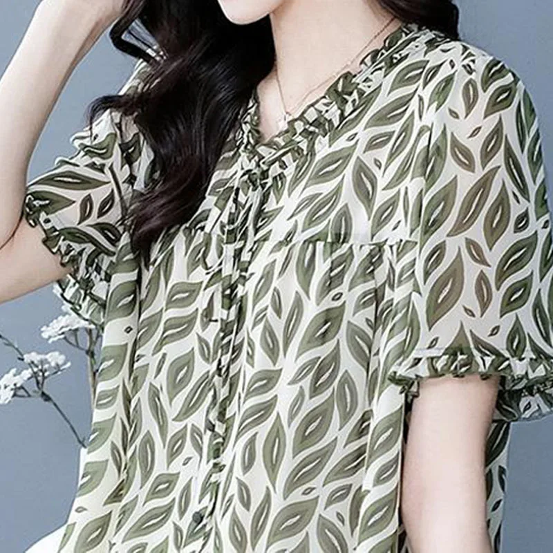 女性のためのファッショナブルなプリントシフォンTシャツ,カジュアルな夏の服装,カンジュートーン,半袖,ルーズフィット,Vネック,女性のためのミディトップ