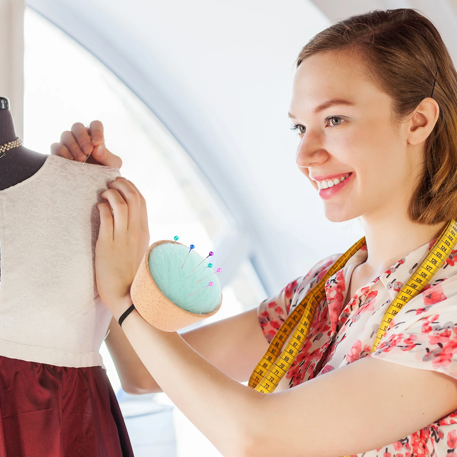 

1Pcs Semi-Circular Needle Case Wool Ball with Wooden Base Cute Portable Sewing Needle Holder for DIY Crafts Quilting and