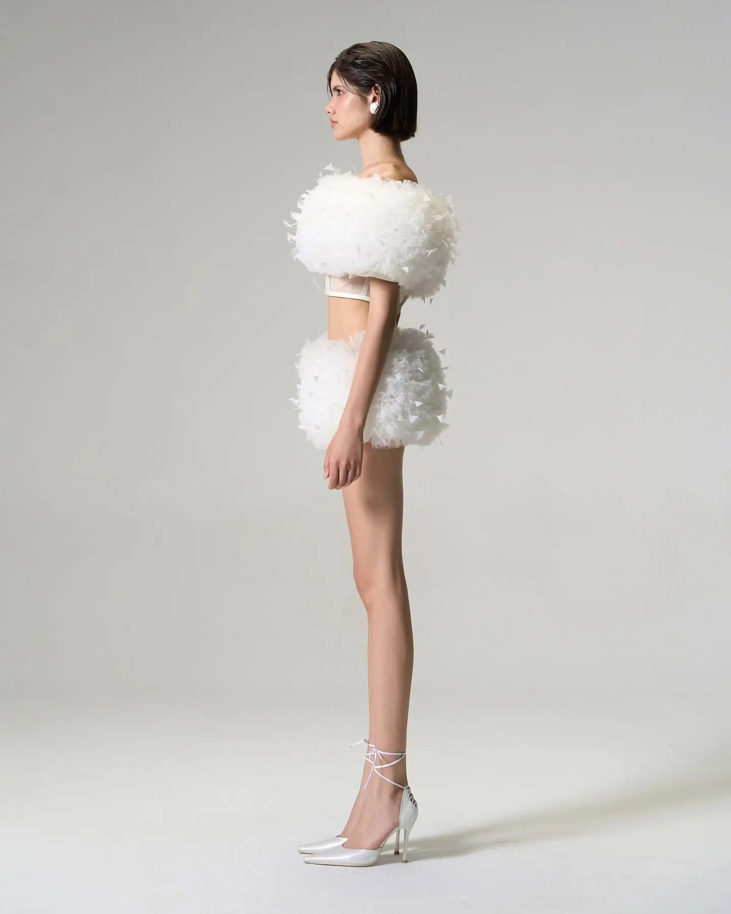 Lindo Mini vestido blanco de 2 piezas, vestidos de fiesta de graduación de tul esponjoso con plumas, vestido para sesión de fotos, conjuntos de trajes formales para mujer