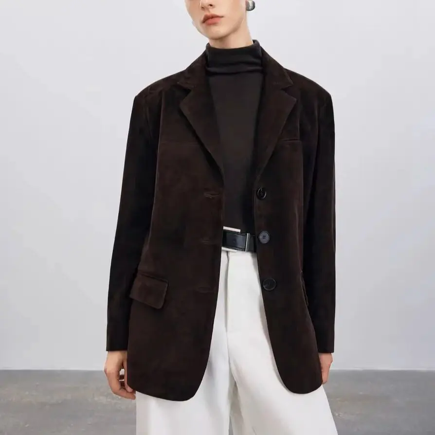 سترة كلاسيكية من جلد الغزال القهوة للنساء 2025 سترة جديدة عالية الإحساس فضفاضة كبيرة الحجم معطف نسائي غير رسمي ملابس الشارع