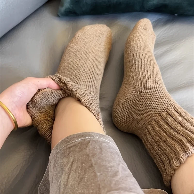 1/5 زوج من الشتاء سميكة أفخم المرأة منتصف أنبوب جوارب من الصوف. الكورية بسيطة بلون دافئ وناعم الثلوج الجوارب المنزل جوارب يمكن السير بها على الأرض