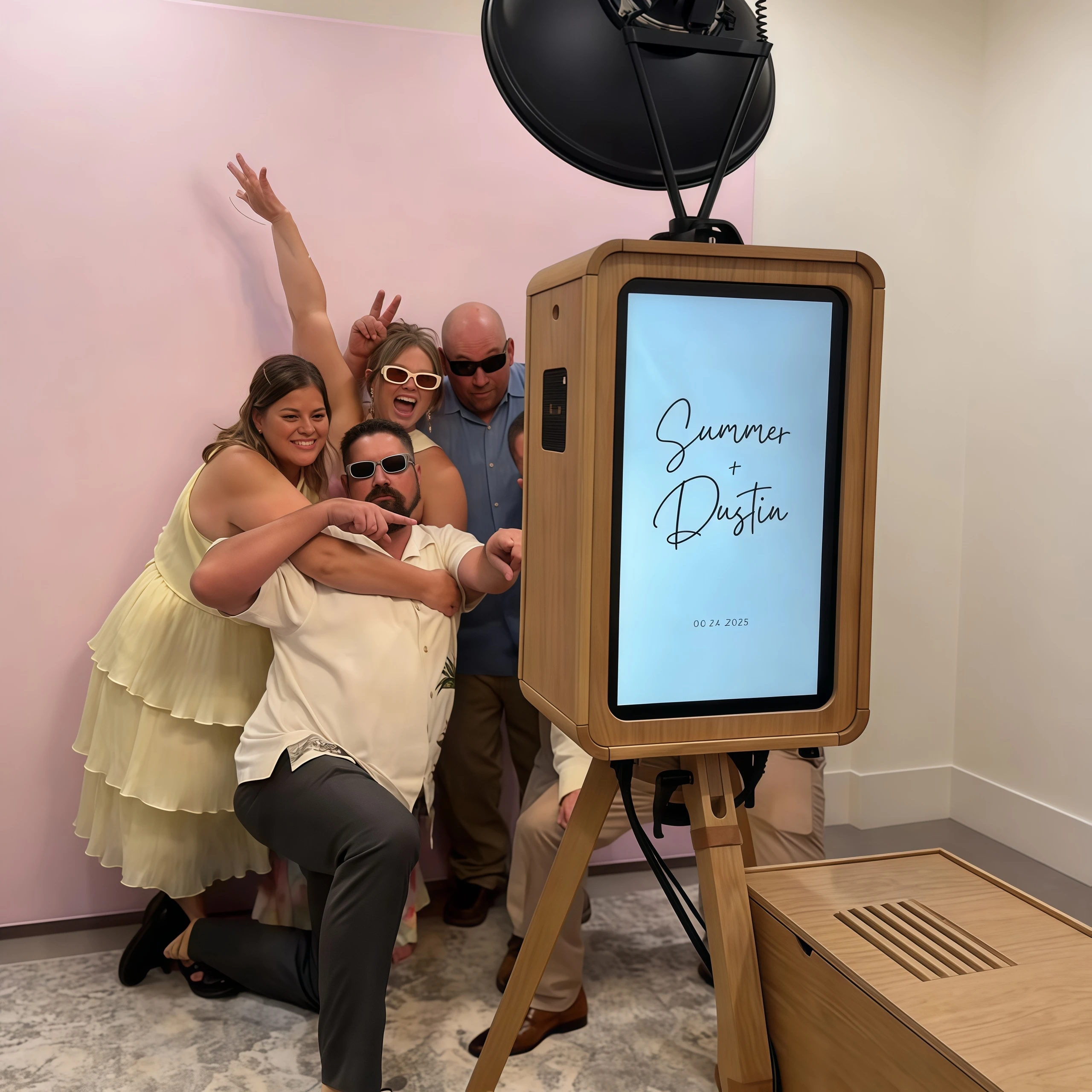 Portable retro wooden photo booth Double-sided touchscreen digital SLR iPad selfie mirror photo booth for wedding rentals