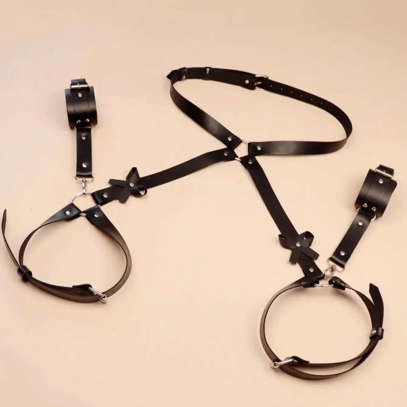 السيدات ارتداء تظهر الحمار ملابس جلدية السراويل يمزح مثير الدعائم عبودية أصفاد حزام القوس السيدات الجسم سلسلة فاسق ملهى ليلي نمط