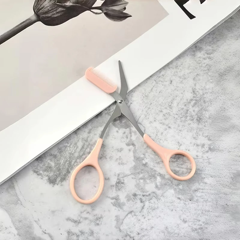 Forbici per tagliare le sopracciglia rosa con pettine incorporato Strumento per toelettatura preciso in acciaio inossidabile per accessori di bellezza per il trucco delle donne