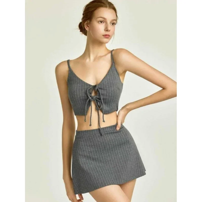 

Консервативное женское бикини с низкой талией и тонкими бретелями, треугольная разделенная полуюбка, купальник, элегантный женский минималистичный дизайн