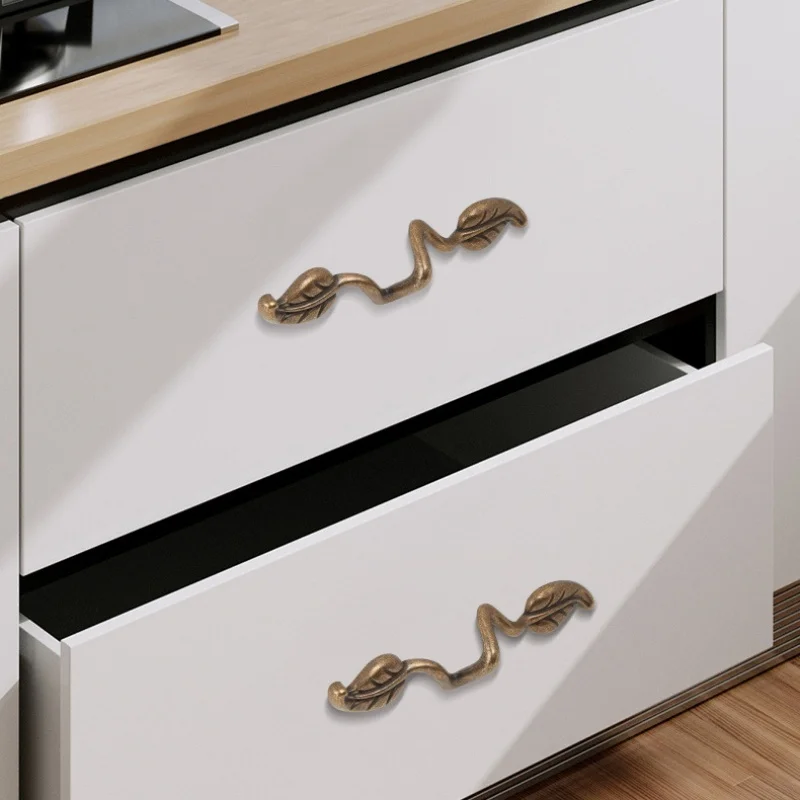 Accessori hardware per maniglia per porta piccola per armadio in lega di zinco a doppio foro con foglia per tirante per cassetto retrò