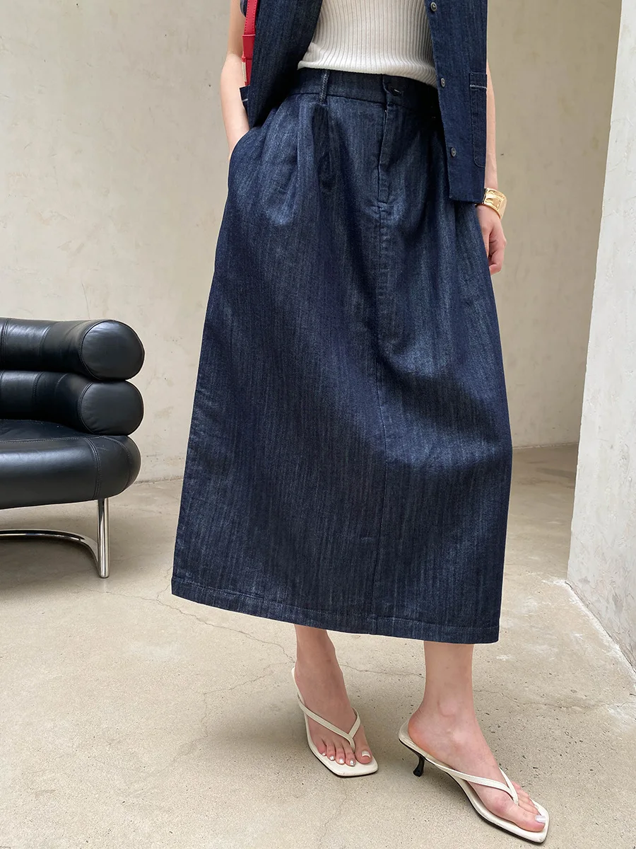 Sommerliches Damen-Set aus einfarbiger, lässiger Retro-Jeansweste mit Rundhalsausschnitt und halb-elastischem, hochtailliertem Rock. – Detail 5