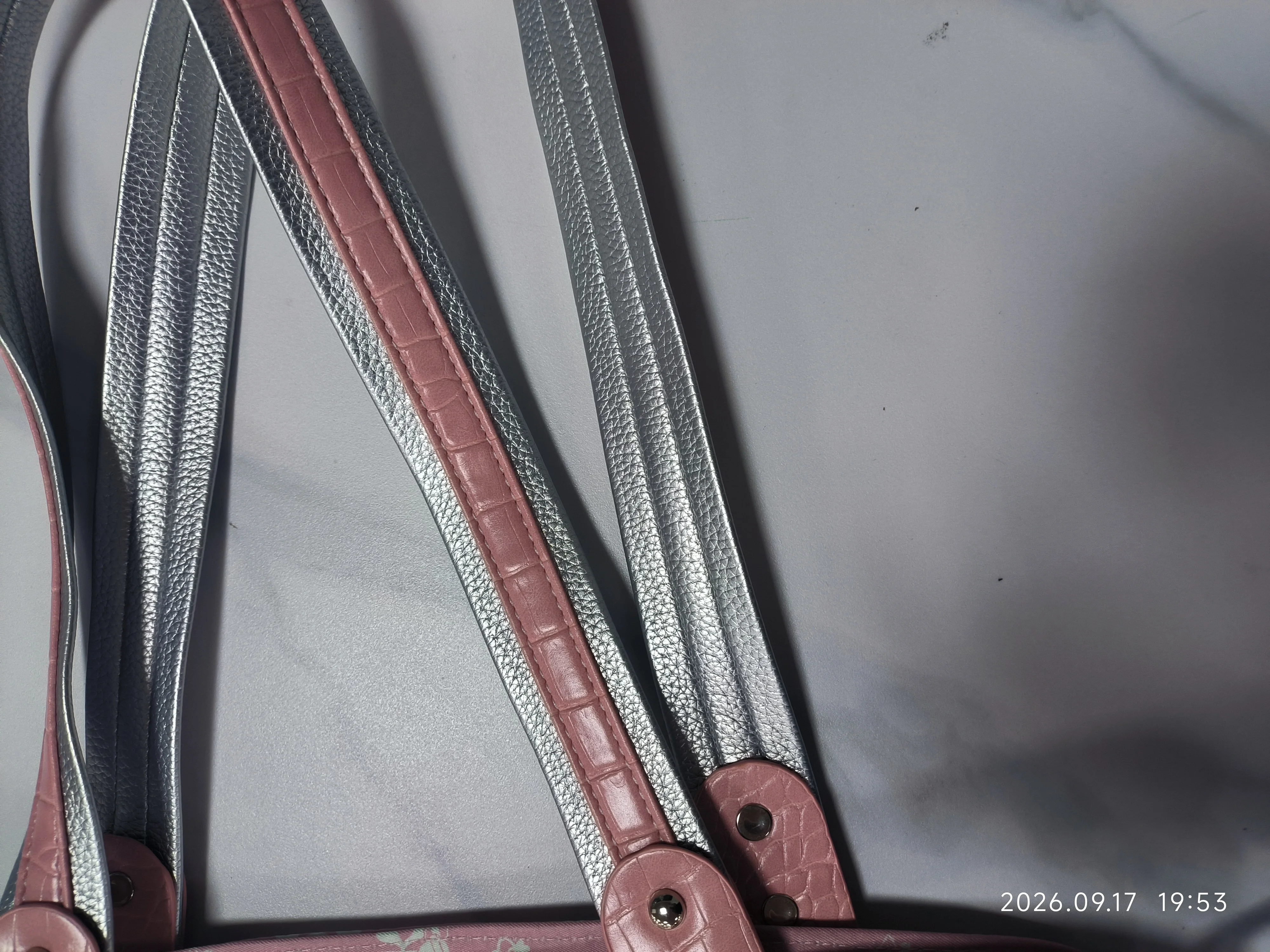 Koreanische Y2K-Style-Schultertasche, süßes, trendiges Design mit rosa Aufdruck, Damen-Tragetasche, Vintage-Nieten-Dekor, leichte, gerüschte Handtasche für den Alltag – Detail 6