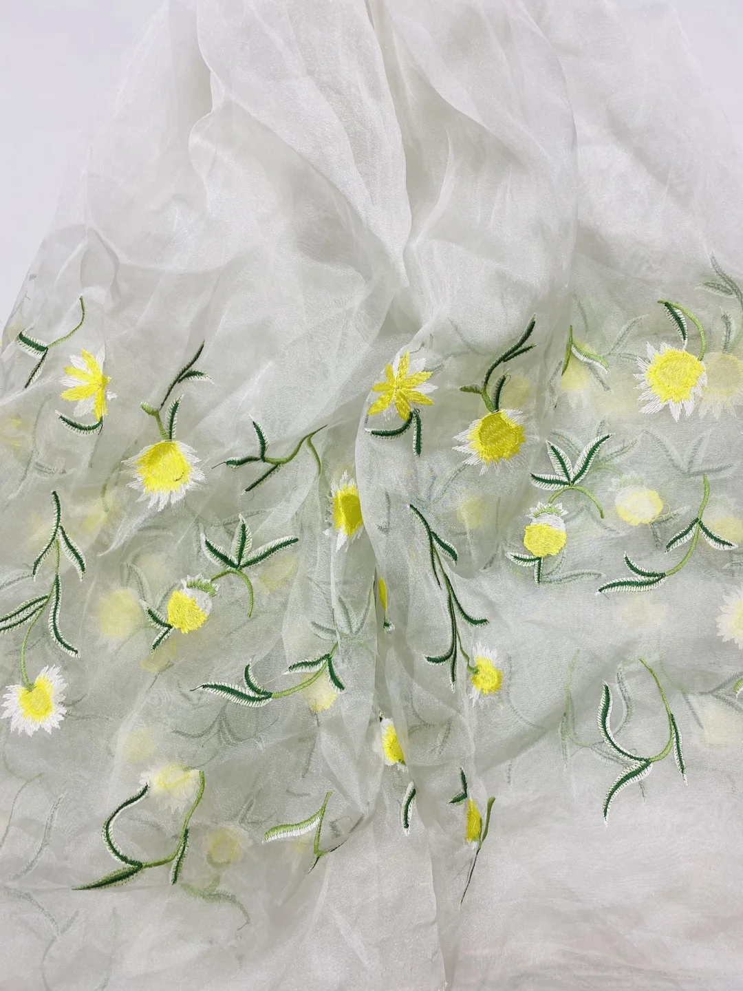 Organza com planta tropical, renda bordada simétrica