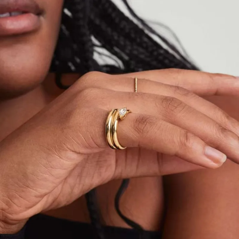 

Модный набор колец из титановой стали с бриллиантами, спиральной дугообразной поверхностью и покрытием из 18-каратного золота для женщин. Новинка.