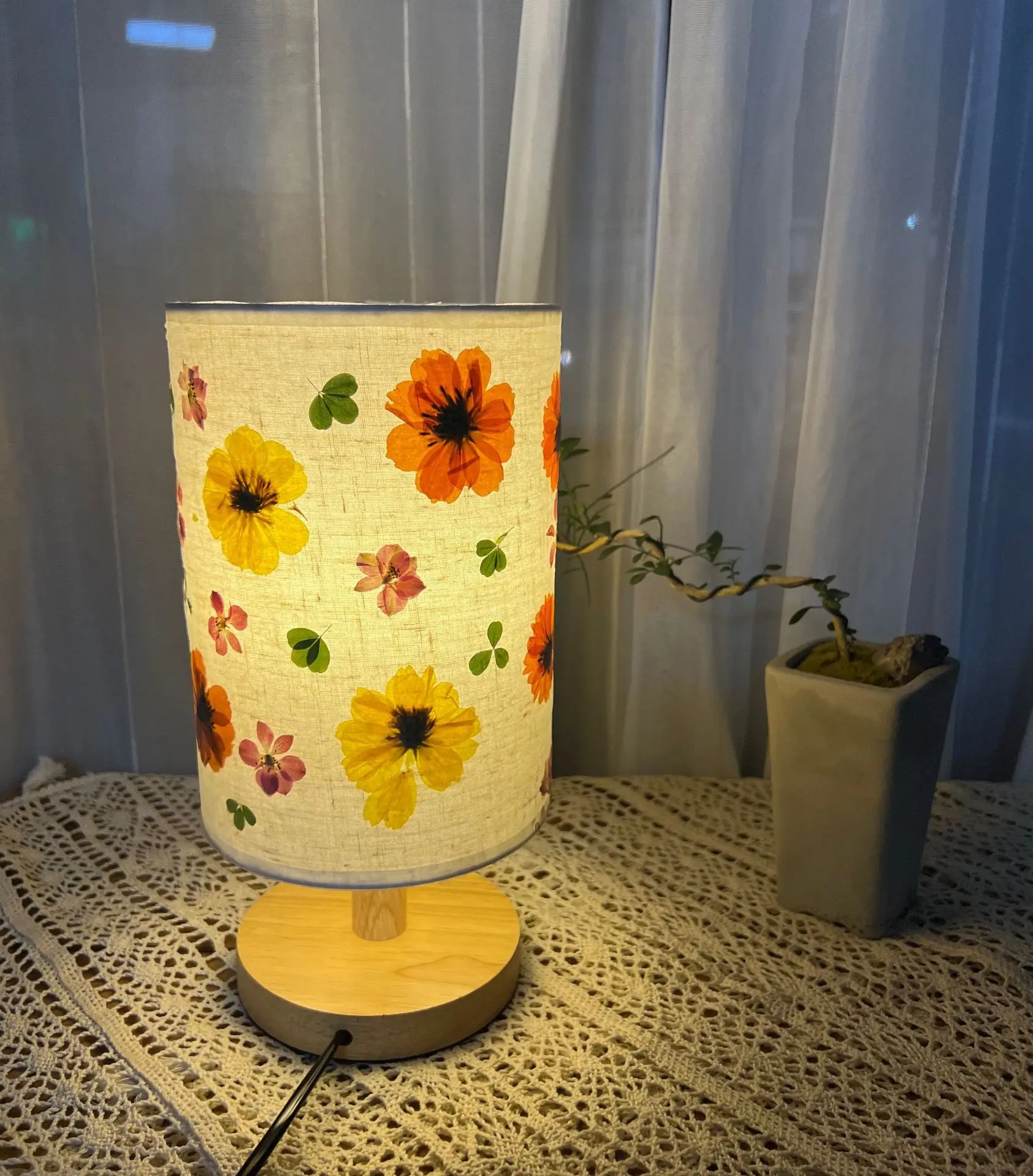 Lampada da tavolo in rilievo negozio di fiori salone fatto a mano attività della comunità lampada da tavolo fai da te con fiori secchi per bambini