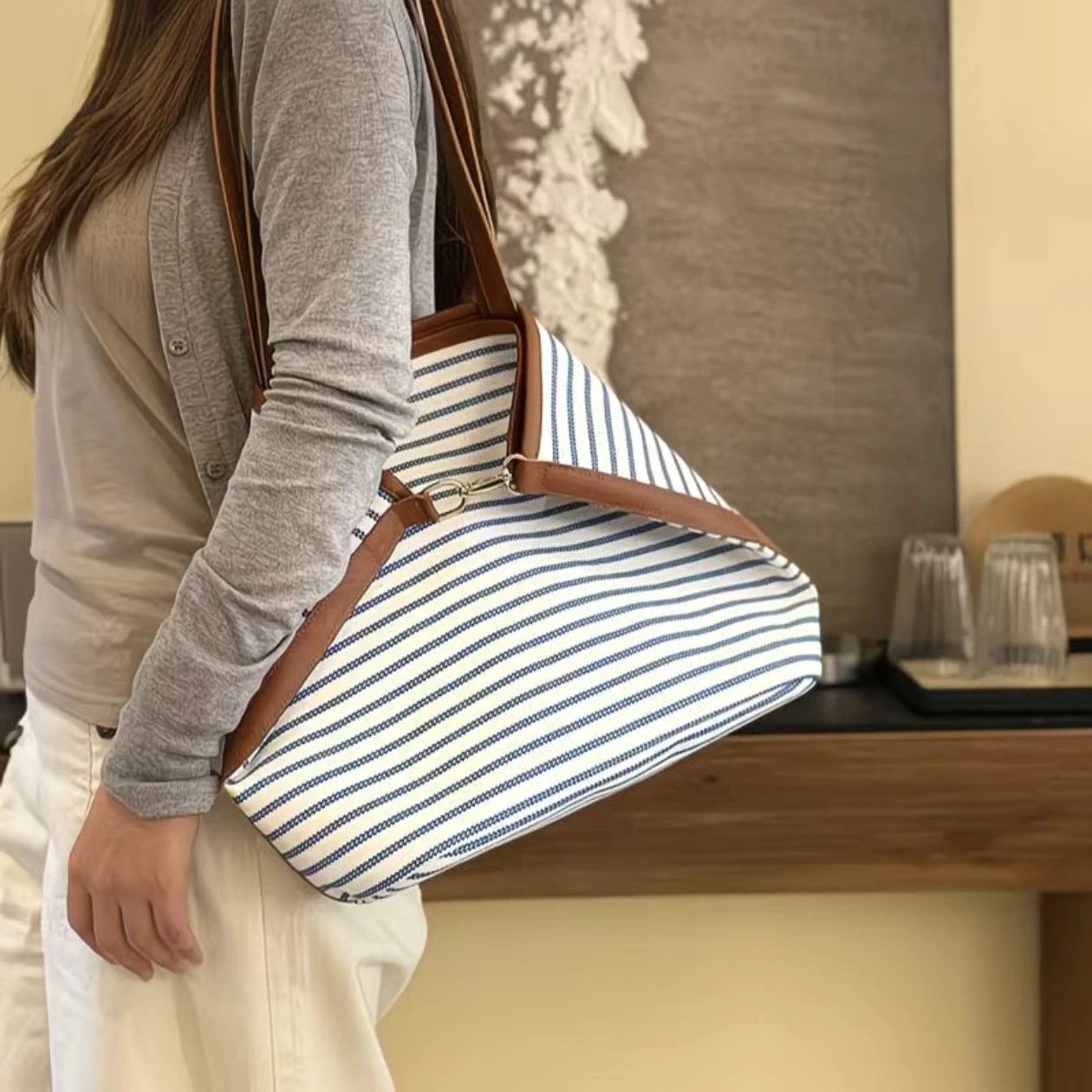 

New Korean Style Niche Large Capacity Striped Tote Bag High-end Lazy Fashion Commuting Versatile Canvas Tote Bag