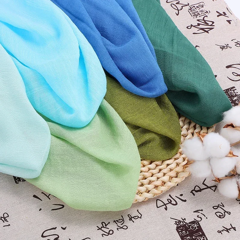 無地の柔らかい綿とリネンの生地、プリーツの質感、通気性のある生地、縫製されたシャツやドレス、DIYホームテキスタイル生地