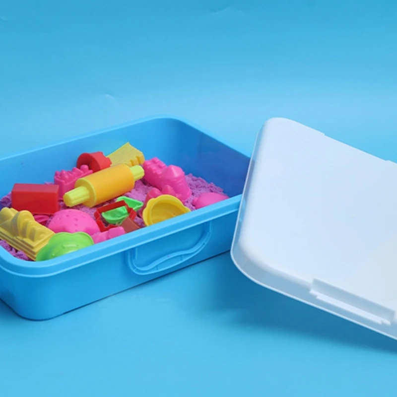 I bambini giocano a vassoi colorati impilabili per i bambini per attività all'aperto interno