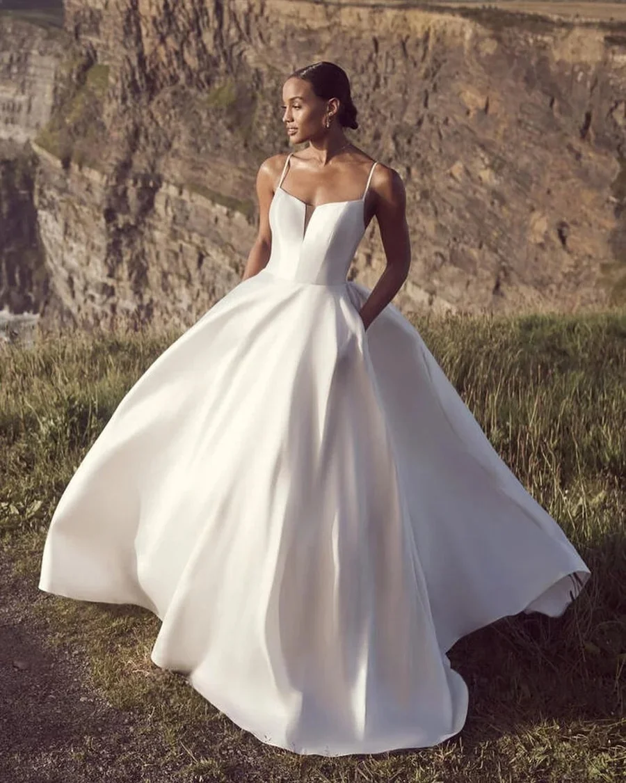 Simple Customize To Measures Notch Neck Wedding Gown with Spaghetti Straps Satin Breathtaking Robe De Mariee
