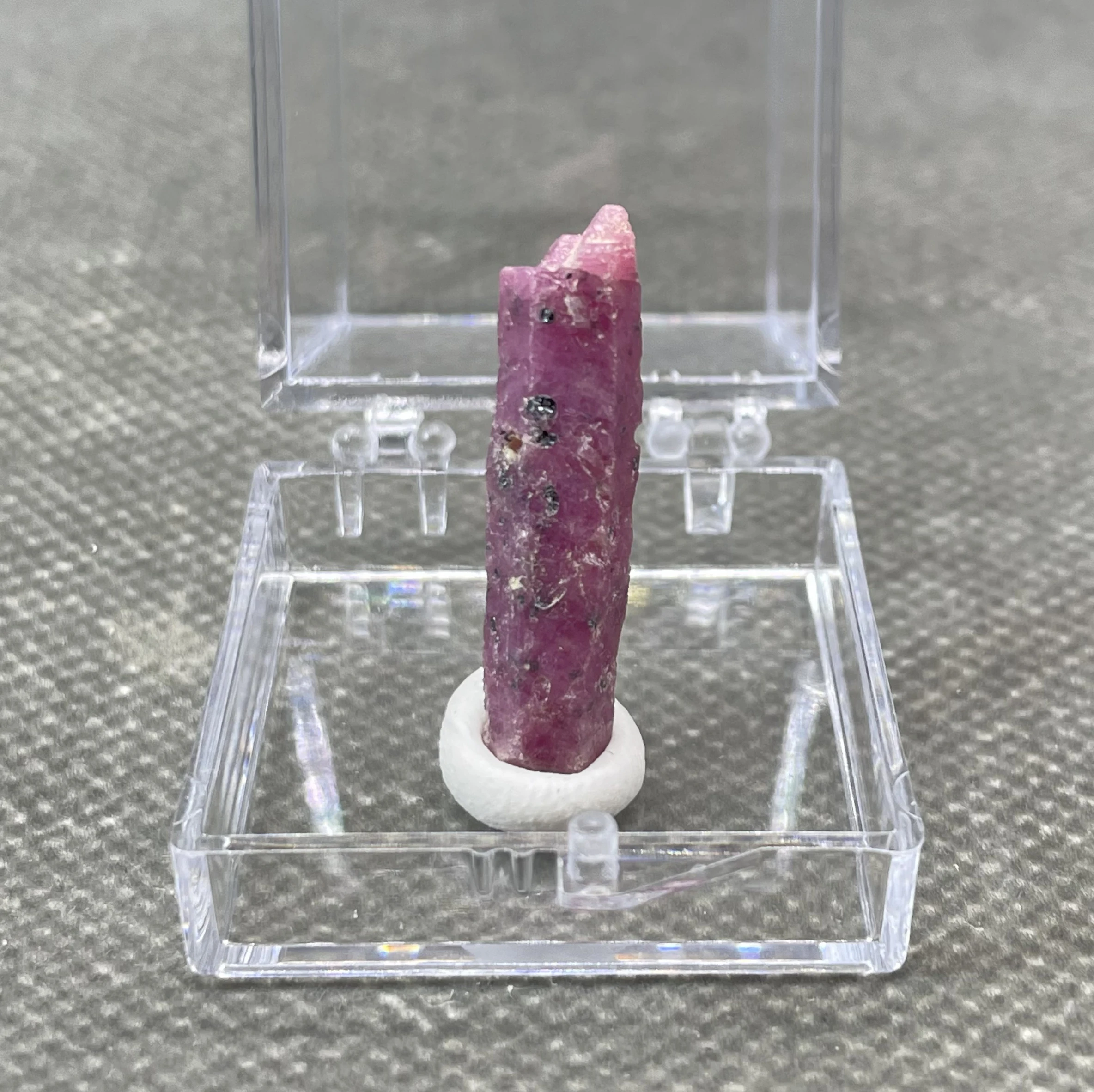 BEST! 100% natural Tanzanian fluorescence Ruby rough mineral stones and crystals healing crystals quartz+ box size 3.4cm