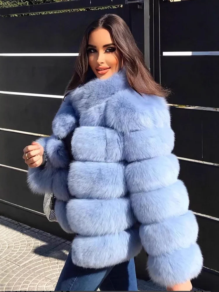 ヨーロッパ系アメリカ人のファッショナブルな無地の爽やかで甘いフェイクファーのシンプルで快適なふわふわした柔らかい女の子向けのデートや通勤用ショートコート